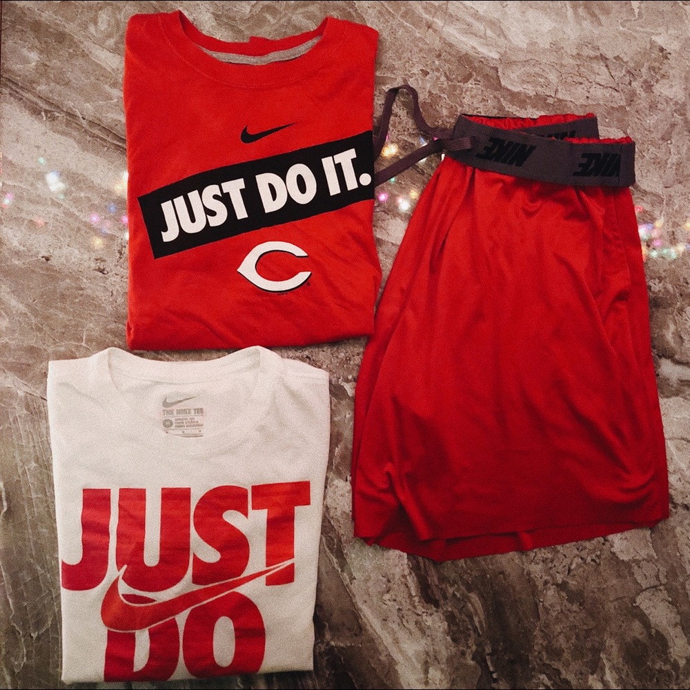 2 Nike shirts, 1 pair of Nike short - Picture 1 of 8
